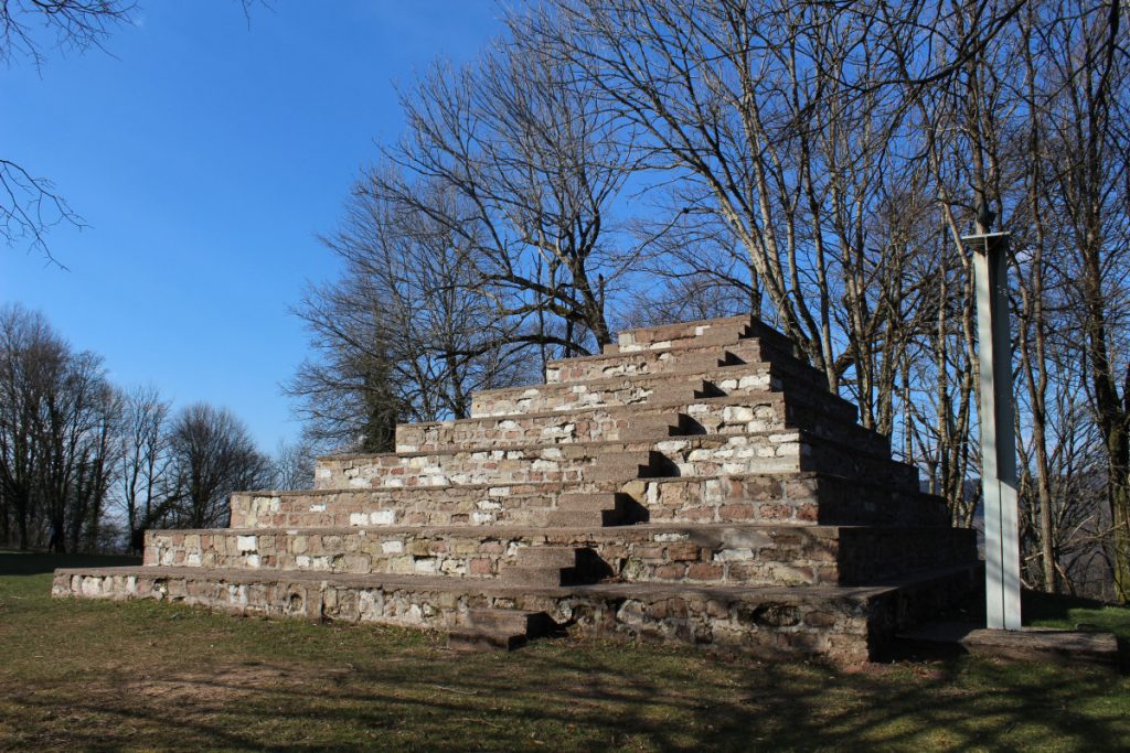 pyramide de la paix et colombe Le Corbusier Ronchamp