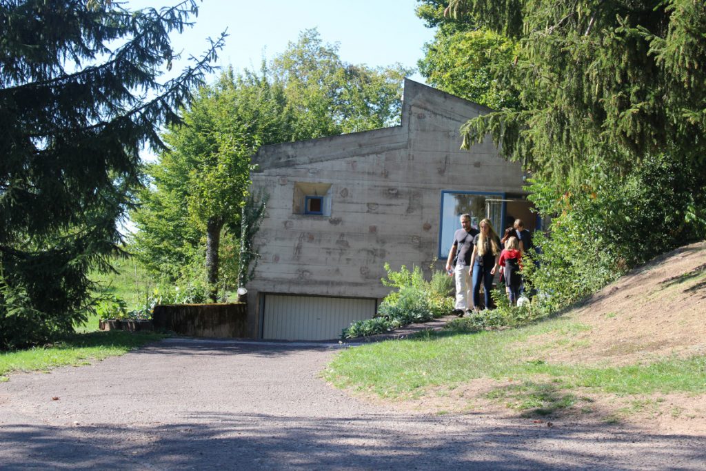 la maison du chapelai entrée Le Corbusier Ronchamp