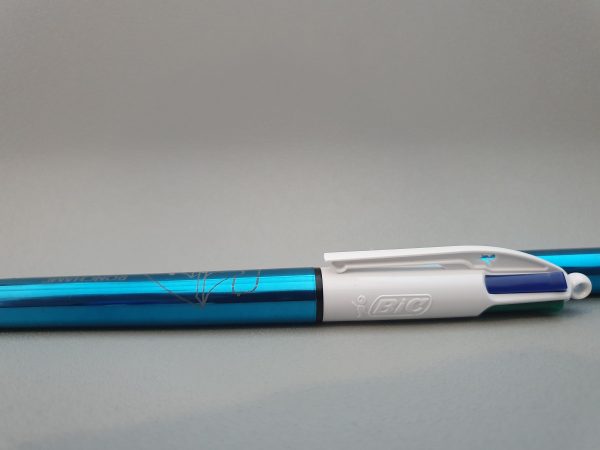 Stylo BIC® 4 Couleurs - Bleu _ Gravure pour les gauchers _ Chapelle de Ronchamp – Image 3