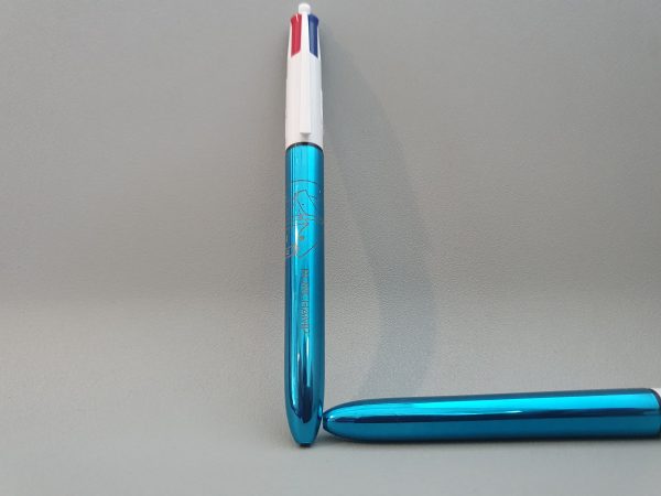 Stylo BIC® 4 Couleurs - Bleu _ Gravure pour les gauchers _ Chapelle de Ronchamp – Image 2