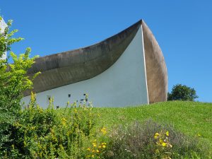 La chapelle de Ronchamp dans un écrin de verdure : au coeur de la biodiversité ©J.Carmagnat/AONDH/Tous droits réservés